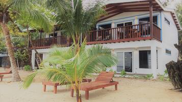Suíte superior, sacada, ao lado da praia | 2 quartos, cofres nos quartos, ferros/tábuas de passar roupa