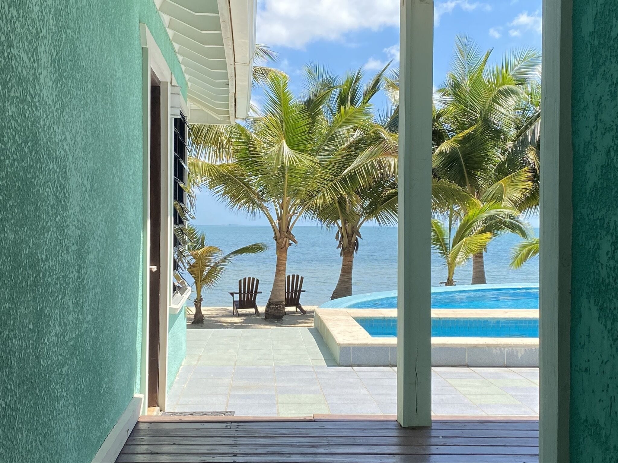 Caja de seguridad en la habitación y tabla de planchar con plancha 