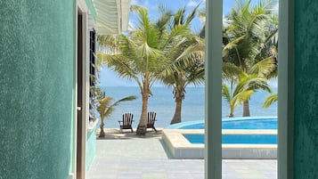 Caja de seguridad en la habitación y tabla de planchar con plancha