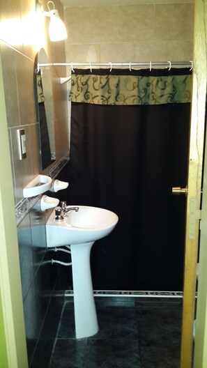 ห้องพักสำหรับสี่ท่าน | ห้องน้ำ | ฝักบัว, โถสุขภัณฑ์แบบบิเดท์, ผ้าเช็ดตัว