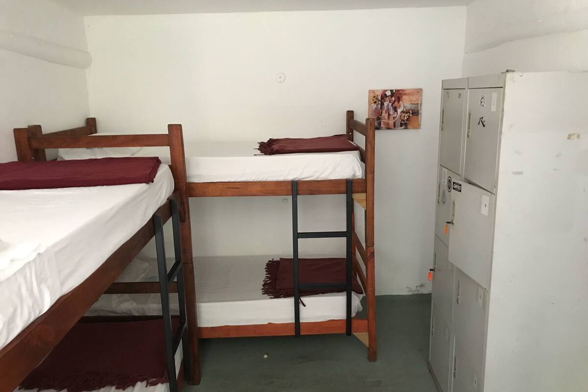 Dormitorio compartido básico, varias camas | Escritorio y wifi gratis