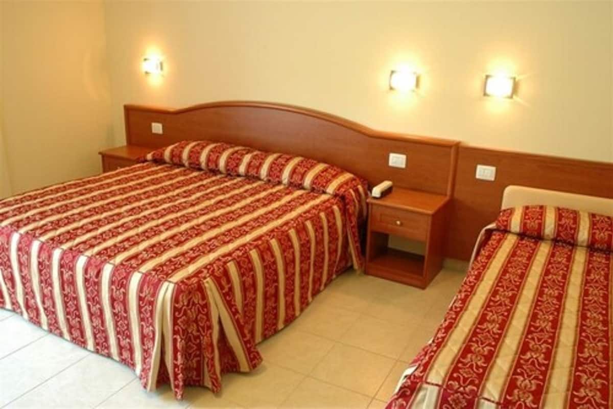 Suite, Jetted Tub | Minibar, in-room safe, desk, WiFi (free)