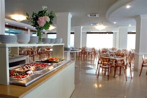 供应早餐、午餐和晚餐，地方菜