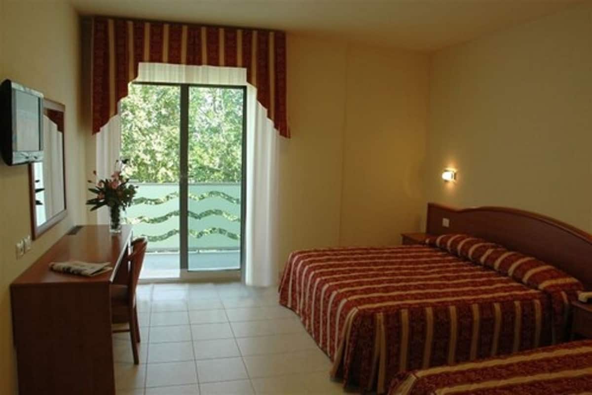 Minibar, in-room safe, desk, WiFi (free)