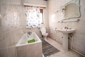 Douche, douche à « effet pluie », articles de toilette gratuits