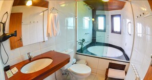 Suite (Master) | Bad | Toalettartikler (inkludert), hårføner og håndklær