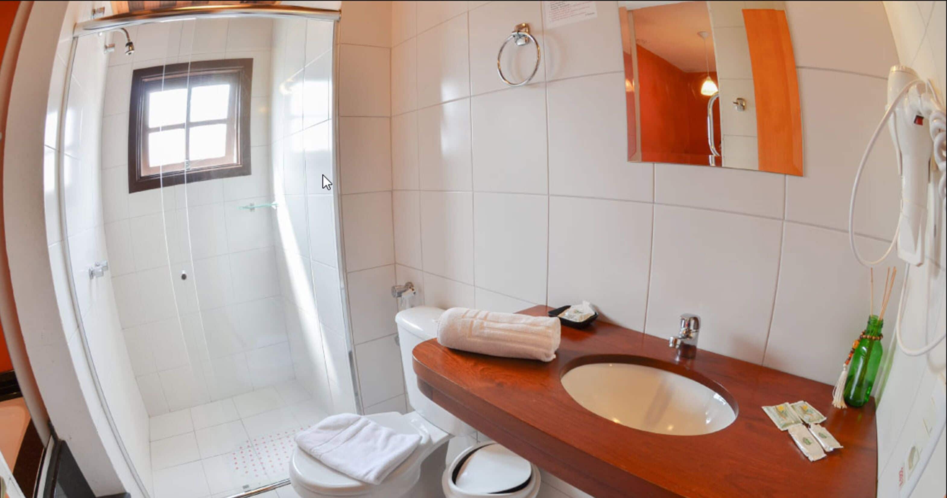 honeymoon suite | bathroom | free toiletries, hair dryer, towels