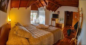 Suite – junior | Minibar, safe på rommet, skrivebord og blendingsgardiner