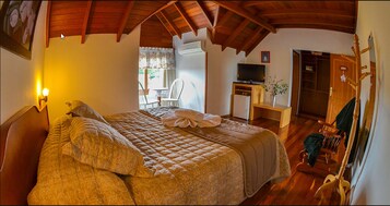 Junior Süit | Minibar, odada kasa, masa, güneşlik/perde 