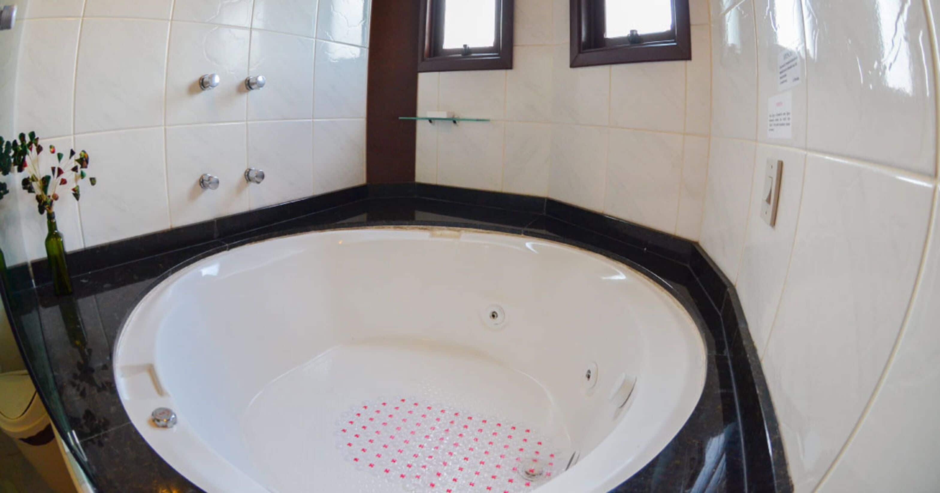 suite (master) | deep-soaking bathtub