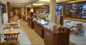 Her gün ücretsiz açık büfe kahvaltı