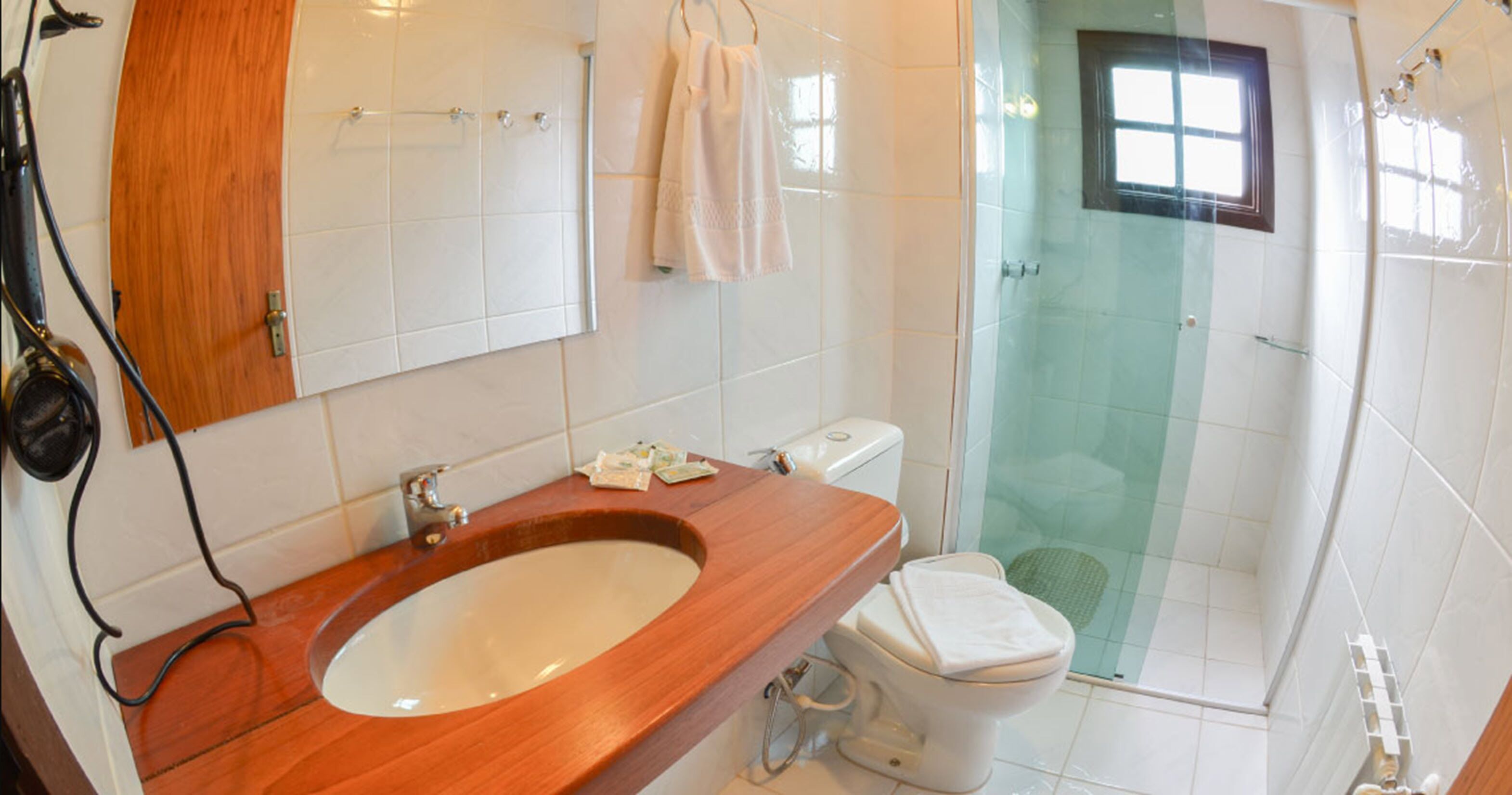 quarto luxo família | bathroom | free toiletries, hair dryer, towels