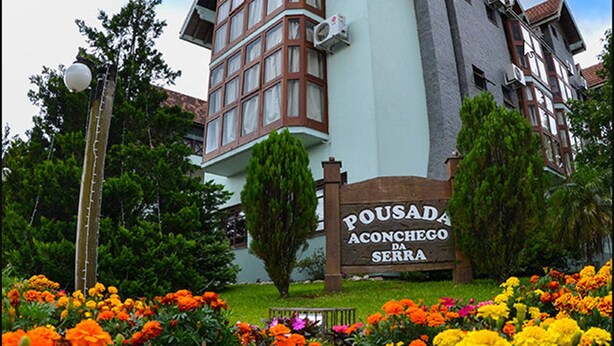A building with a sign reading "Pousada Aconchego da Serra". - Hotel Aconchego da Serra (Gramado)