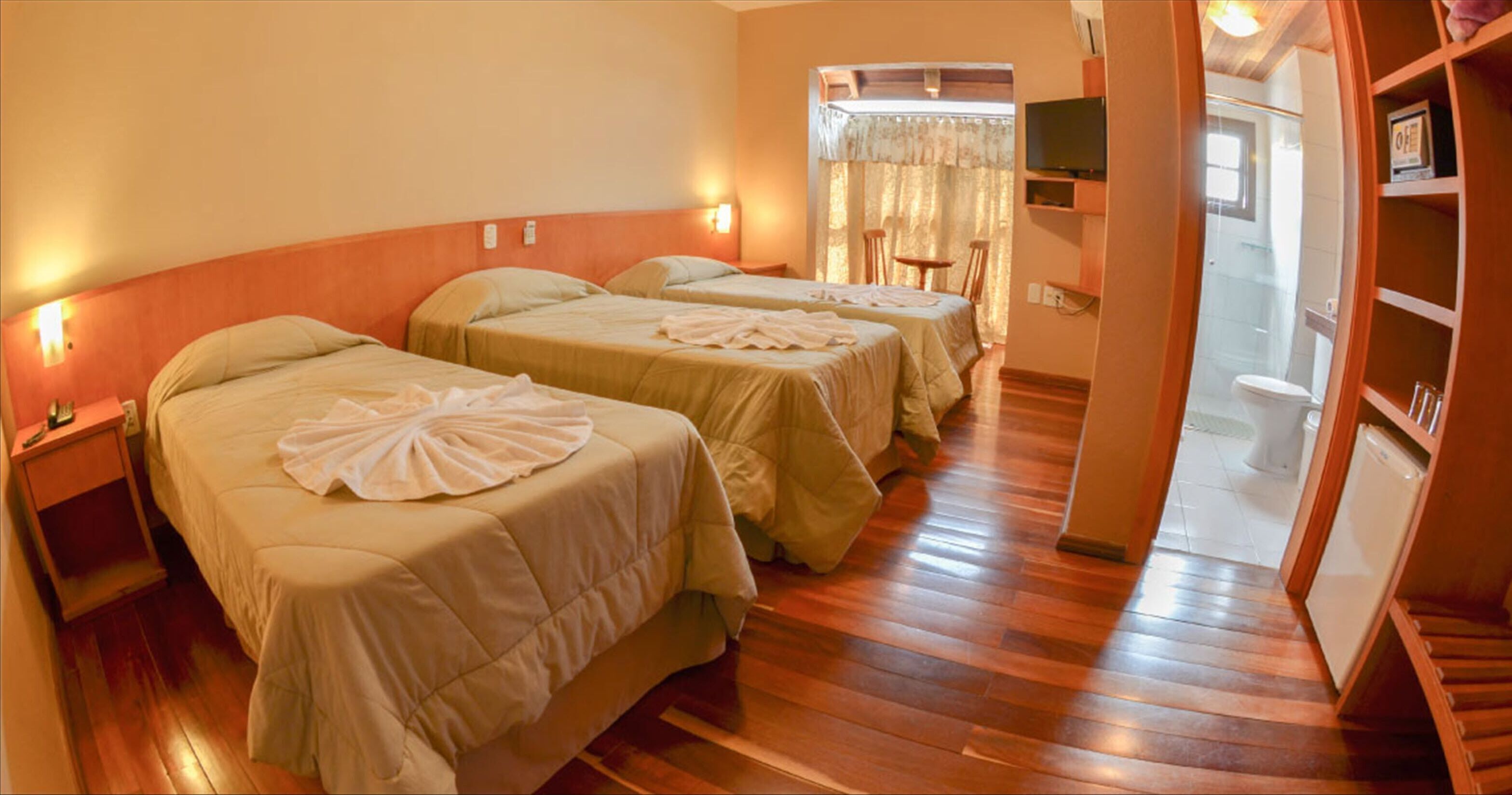 Minibar, caja de seguridad en la habitación y escritorio 