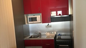 Refrigerador, microondas, placa de cocina, utensilios de cocina