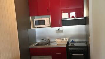 Lemari es, microwave, kompor, dan peralatan masak/sendok-piring