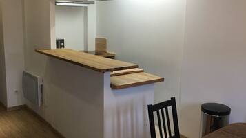 Studio | Makan di kamar