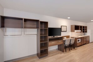 Desk, blackout curtains, iron/ironing board, free WiFi - WoodSpring Suites Nashville near Rivergate (Madison)