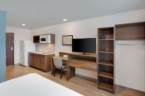 Desk, blackout curtains, iron/ironing board, free WiFi - WoodSpring Suites Nashville near Rivergate (Madison)