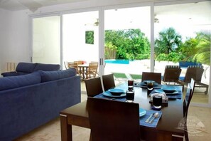 Condo exclusivo, 3 quartos, piscina particular | Opções para refeição no quarto