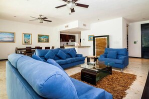 Condo exclusivo, 3 quartos, piscina particular | Área de estar | TV, DVD player