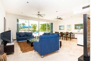 Condo exclusivo, 3 habitaciones, alberca privada | Área de sala de estar | Televisión y reproductor de DVD 