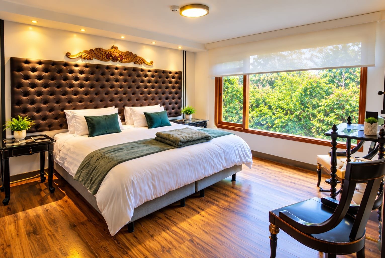 Ein Schlafzimmer mit einer gepolsterten Kopfteile, einem großen Fenster mit Blick auf Grünflächen, einem Holzboden und einem klassischen Sessel.