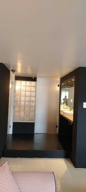 Deluxe Double or Twin Room, 2 Bedrooms | Bathroom | Shower, free toiletries, hair dryer, slippers