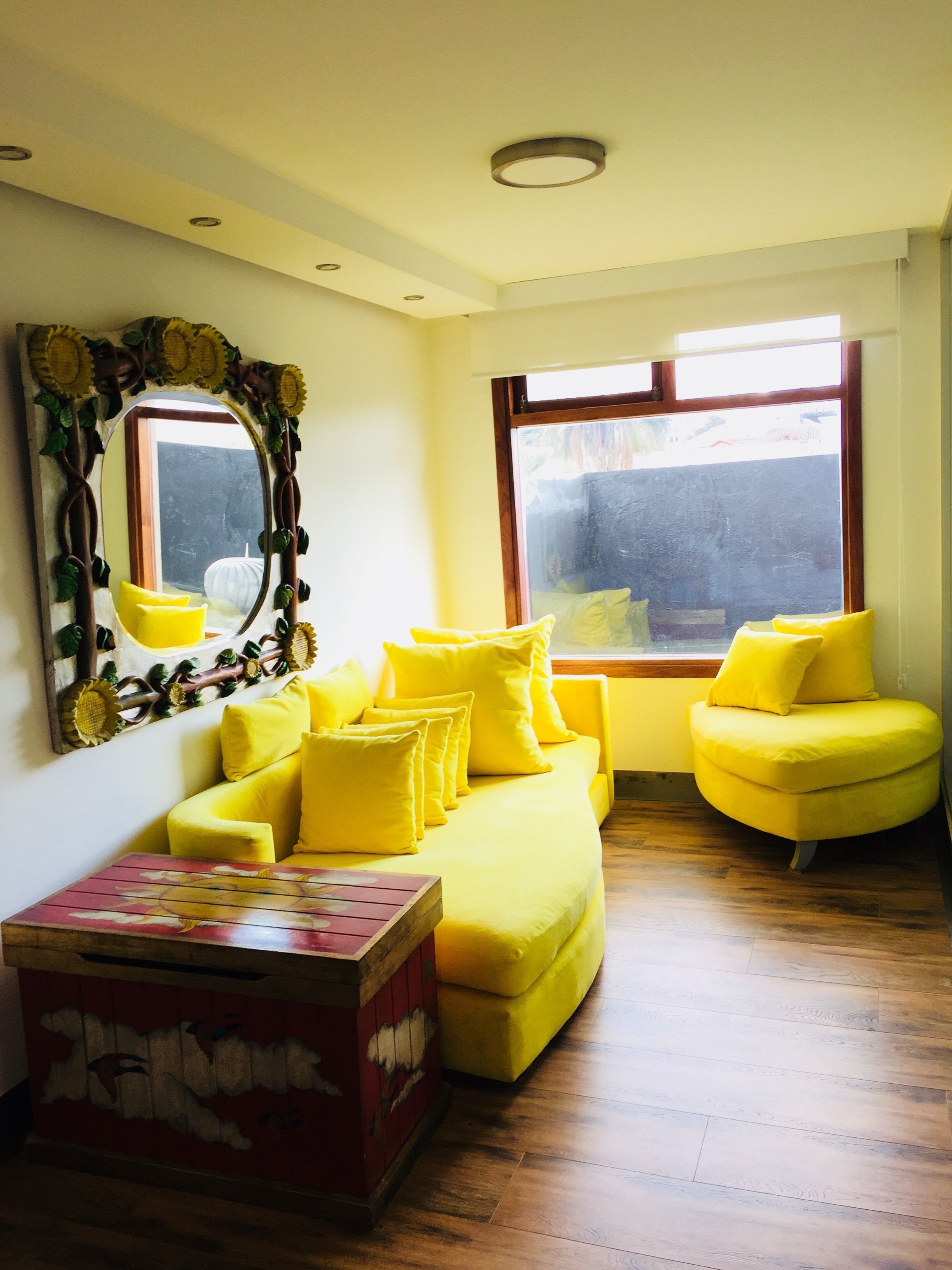 standard suite | living area | 32-inch flat-screen tv with cable channels, tv