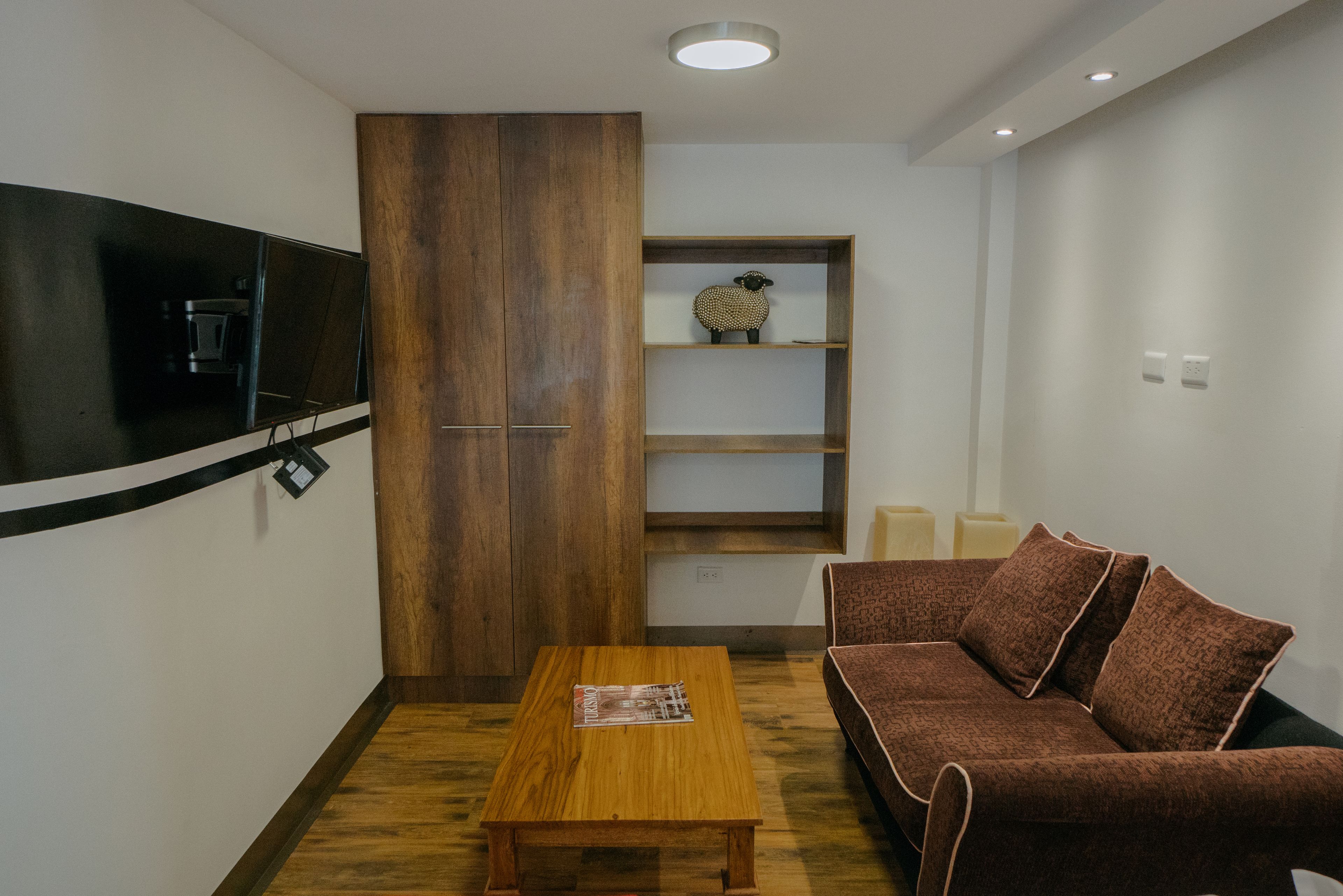 twin room | living area | 32-inch flat-screen tv with cable channels, tv