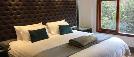 Cubrecamas, caja de seguridad en la habitación y escritorio