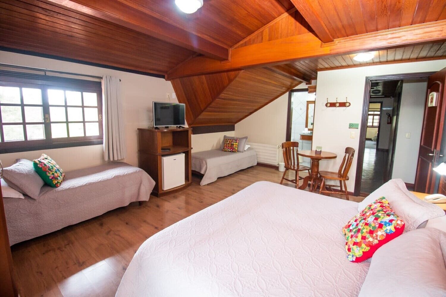 grand suite, patio, garden view | television