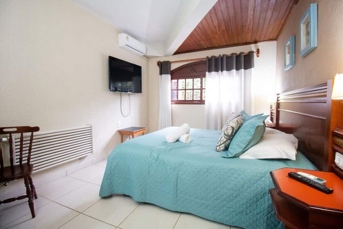 Standaard suite, op benedenverdieping | 1 slaapkamer, luxe beddengoed, een minibar, een bureau