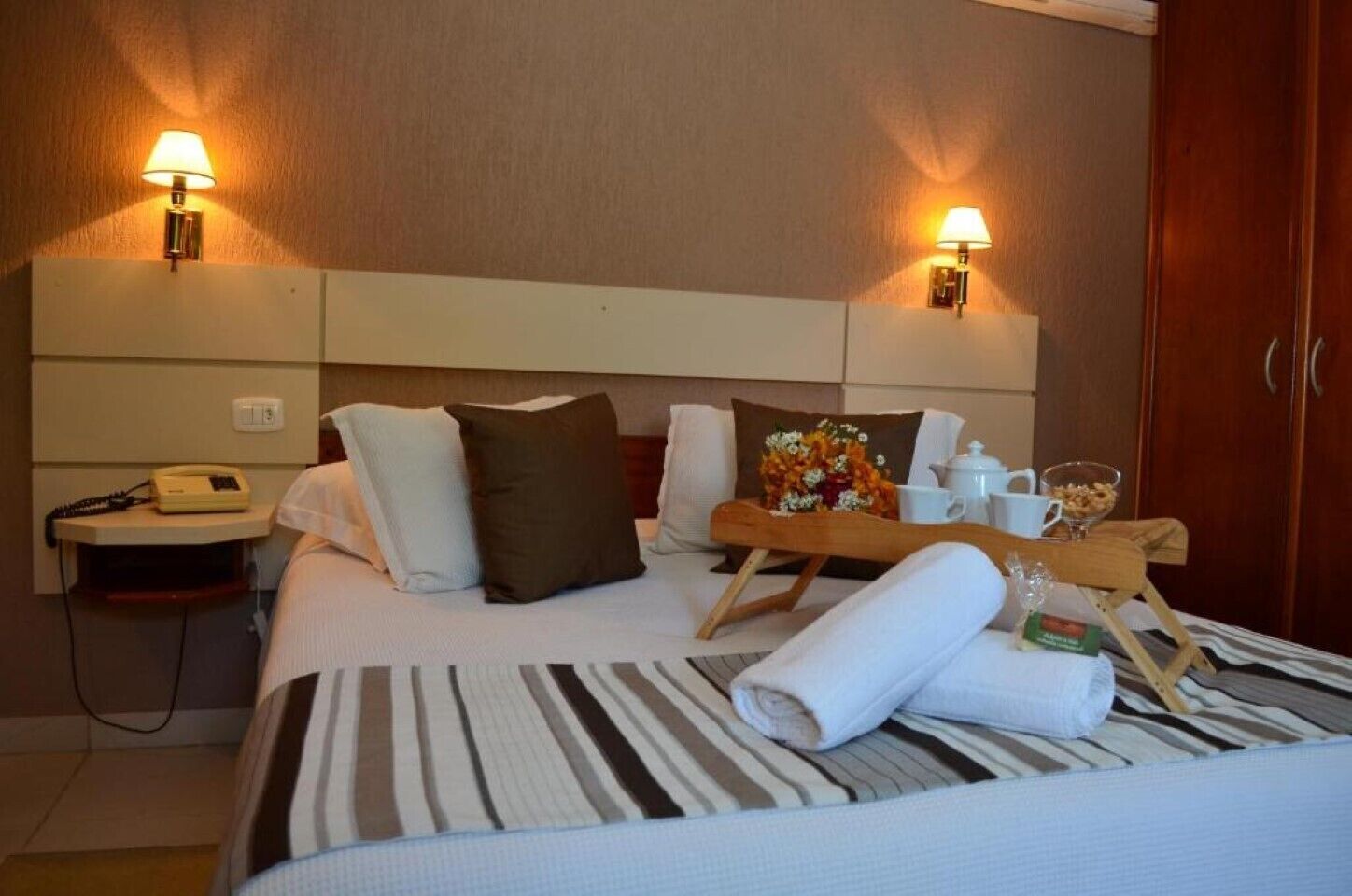 luxury suite, jetted tub, garden view | 1 bedroom, premium bedding, minibar, desk