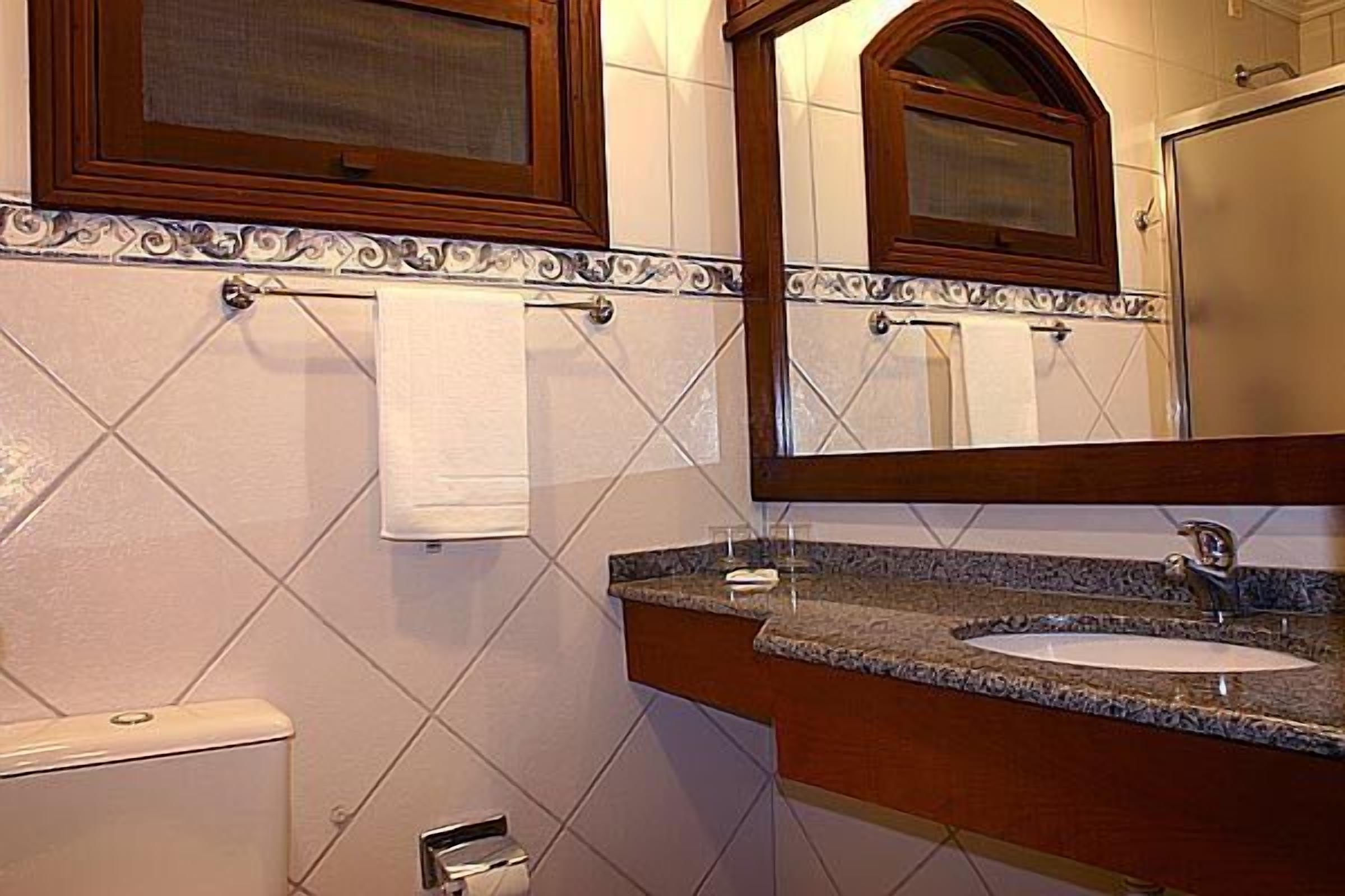 deluxe suite | bathroom | shower, free toiletries, hair dryer, towels