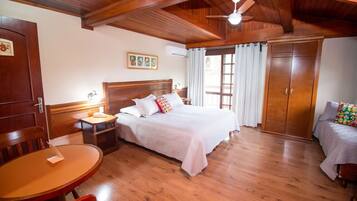 Premier suite | Luxe beddengoed, een minibar, verduisterende gordijnen, gratis wifi