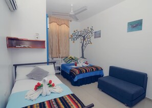 Quarto triplo econômico | Cortinas blackout, ferros/tábuas de passar roupa