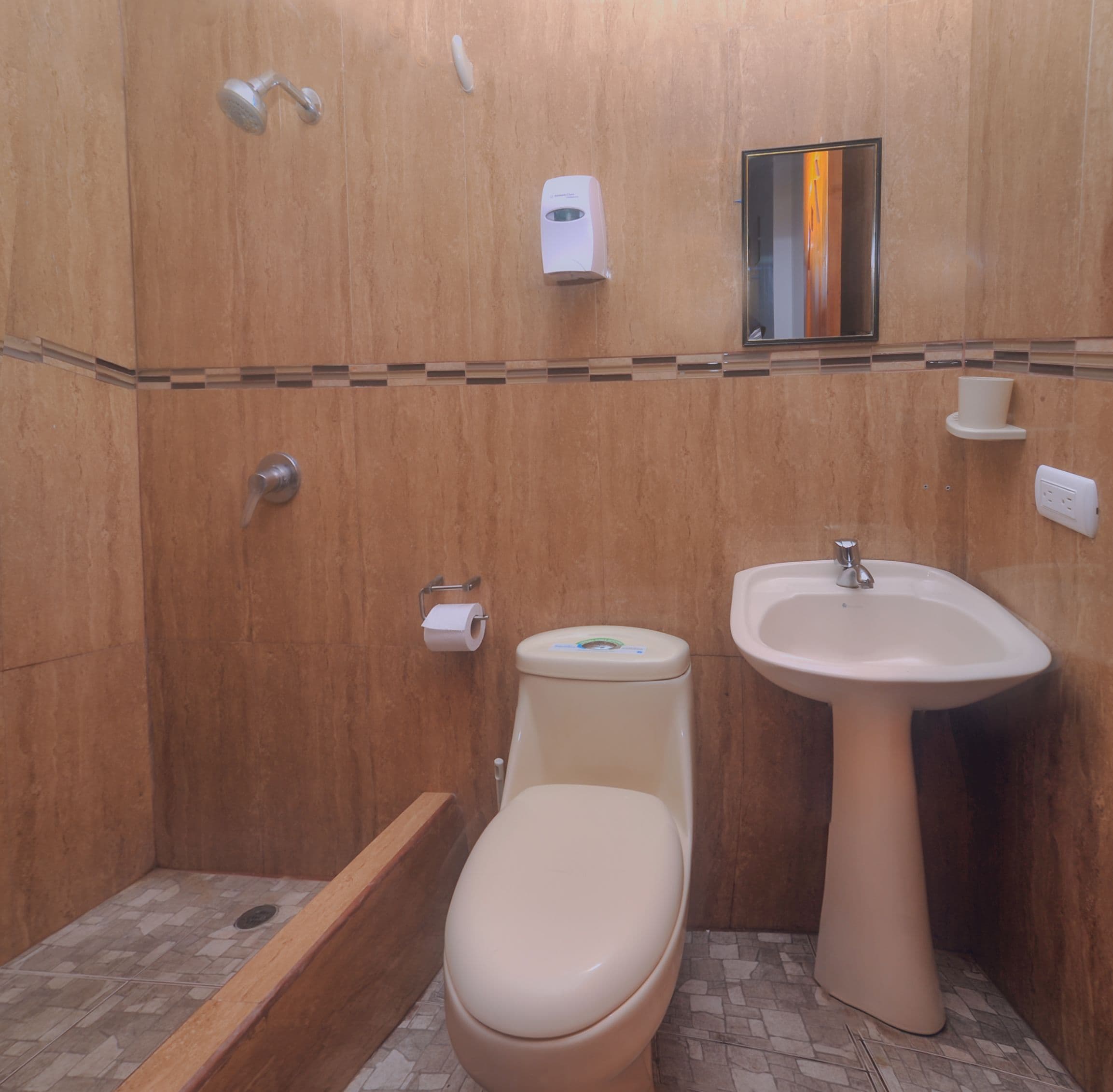 Habitación triple económica | Ducha del cuarto de baño