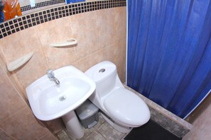 Economy Triple Room | Bathroom