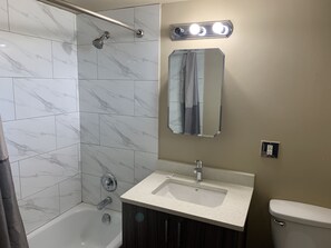 Quarto luxo, 1 cama Queen, cozinha | Banheiro | Chuveiro/banheira combinados, produtos de toalete grátis