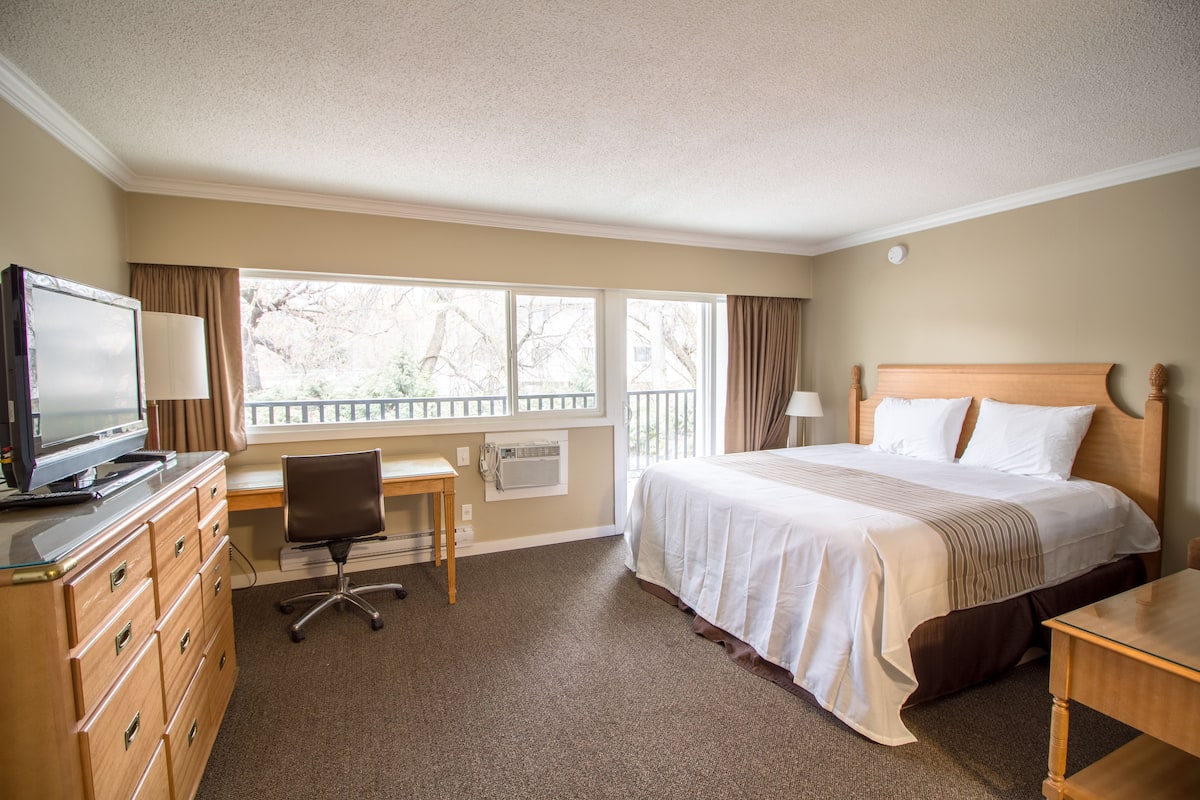 Deluxe Room, 1 Queen Bed, Kitchen | Premium bedding, in-room safe, desk, iron/ironing board