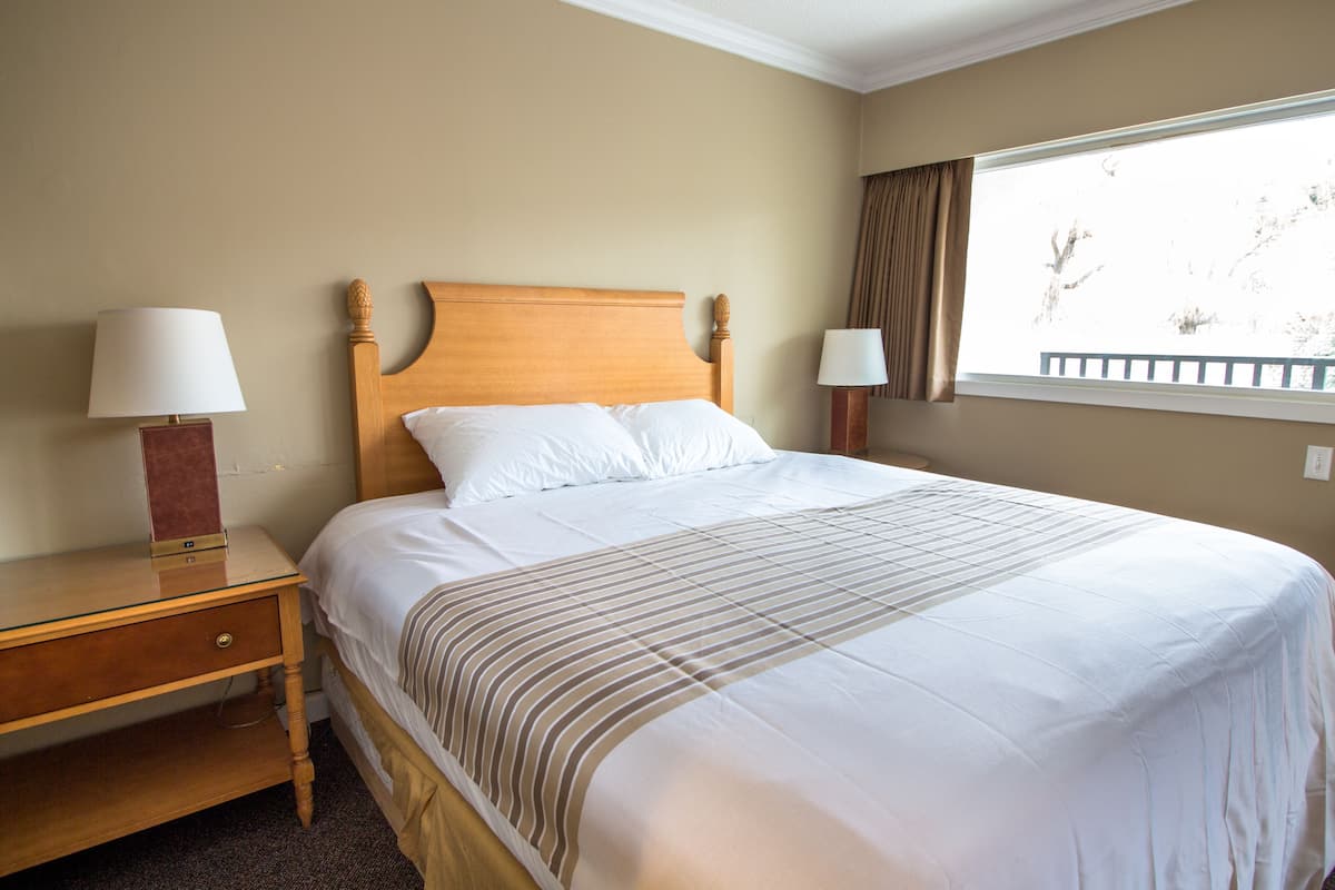Standard Room, 1 Queen Bed, Kitchenette | Premium bedding, in-room safe, desk, iron/ironing board