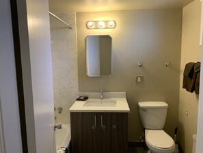 Exclusive Double Room, Multiple Beds, Kitchenette | Bathroom | Combined shower/bathtub, free toiletries, towels - Okanagan Royal Park Inn by Elevate Rooms (Vernon)