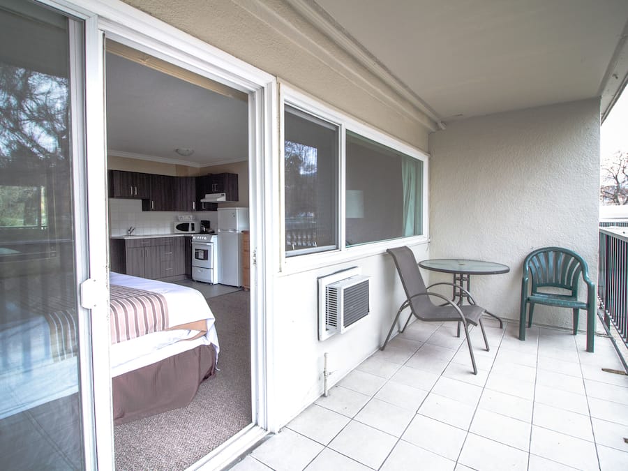 Deluxe Room, 1 Queen Bed, Kitchen | Balcony