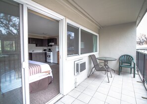 Quarto luxo, 1 cama Queen, cozinha | Sacada