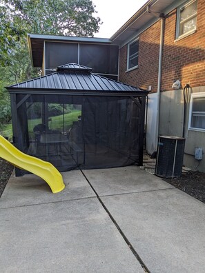 Outdoor dining - Stewart Acres..."Big City Close, w/ Big Country Charm" (Arnold)