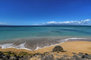 在海滩、沙滩椅、沙滩毛巾