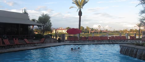 Piscina all'aperto, una piscina riscaldata