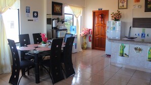Camera familiare, vista spiaggia | Cucina privata | Macchina per tè/caffè, mini-frigorifero