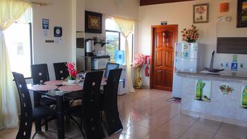 Habitació familiar, vistes a la platja | Cuina privada | Frigorífic petit i cafetera i tetera